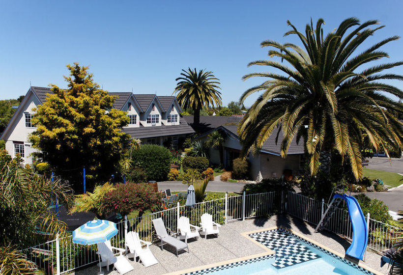 Colonial Lodge Motel 4