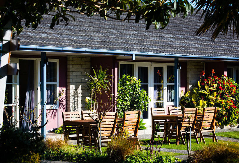 Colonial Lodge Motel 6