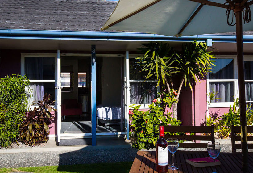 Colonial Lodge Motel 9