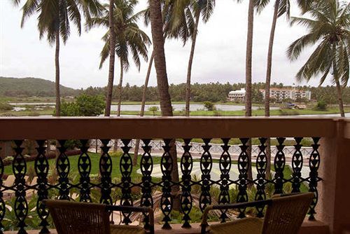 Hotel Lazy Lagoon Sarovar Portico Suites 4