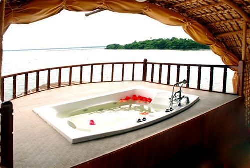 Hotel Lemon Tree Vembanad Lake Resort 8