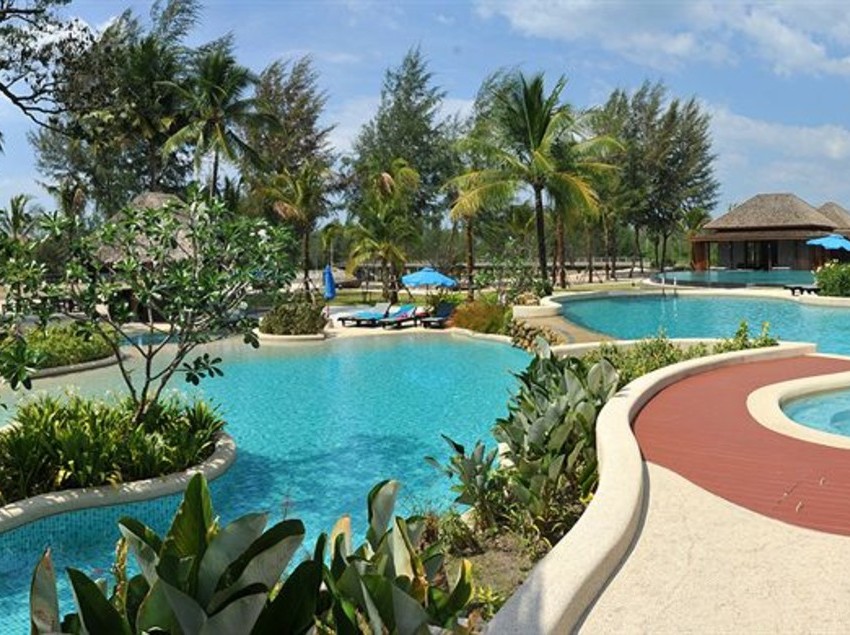 Apsara Beachfront Resort & Villa 18