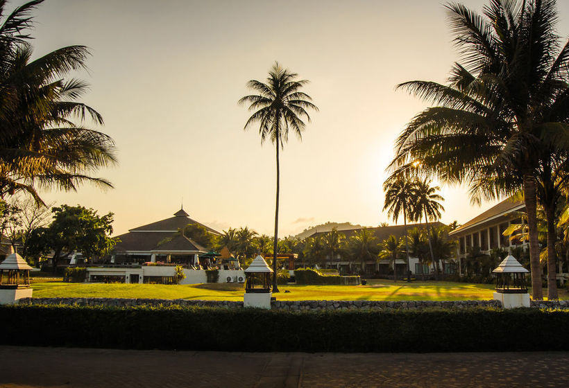 Novotel Chumphon Beach Resort & Golf 1