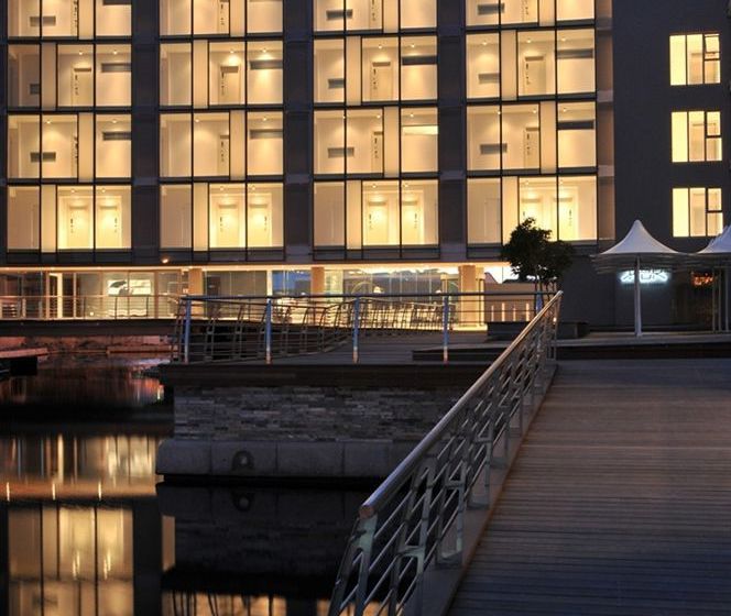 Harbour Bridge Hotel & Suites