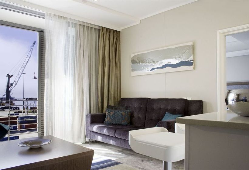 Harbour Bridge Hotel & Suites 7