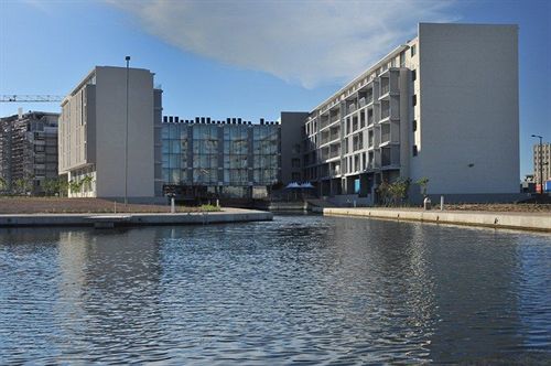 Harbour Bridge Hotel & Suites 9