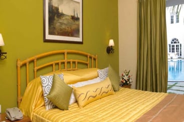 Hotel The Retreat By Zuri 2