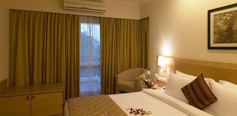 Hotel Royal Orchid Golden Suites 11