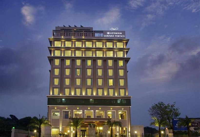 Goldfinch Hotel Delhi 9
