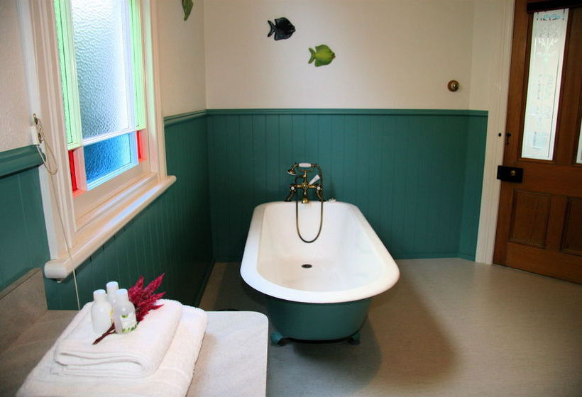 Hotel White Island Rendezvous 16