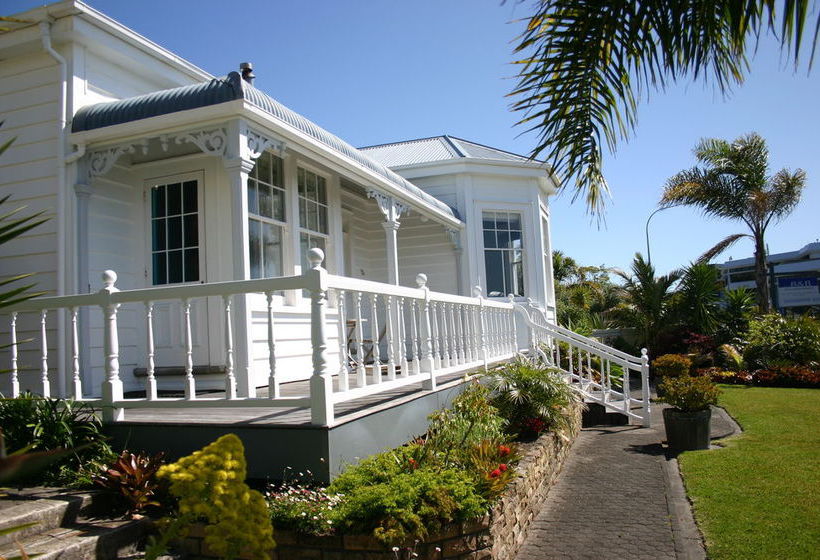 Hotel White Island Rendezvous 17