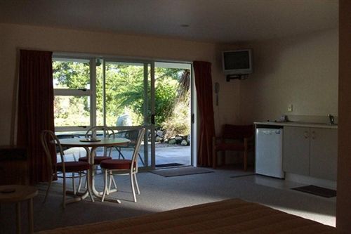 Glacier View Motel 3