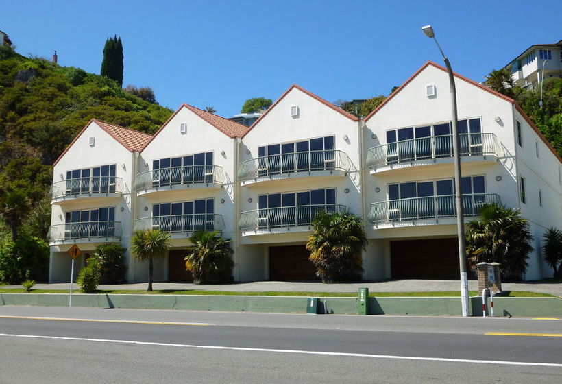 Hotel Breakwater Apartments 1