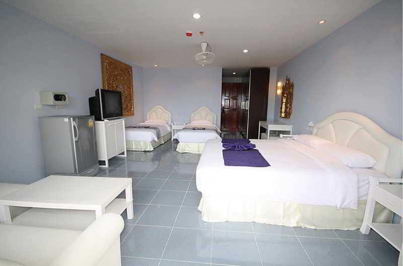 Chalong Beach Hotel & Spa 1