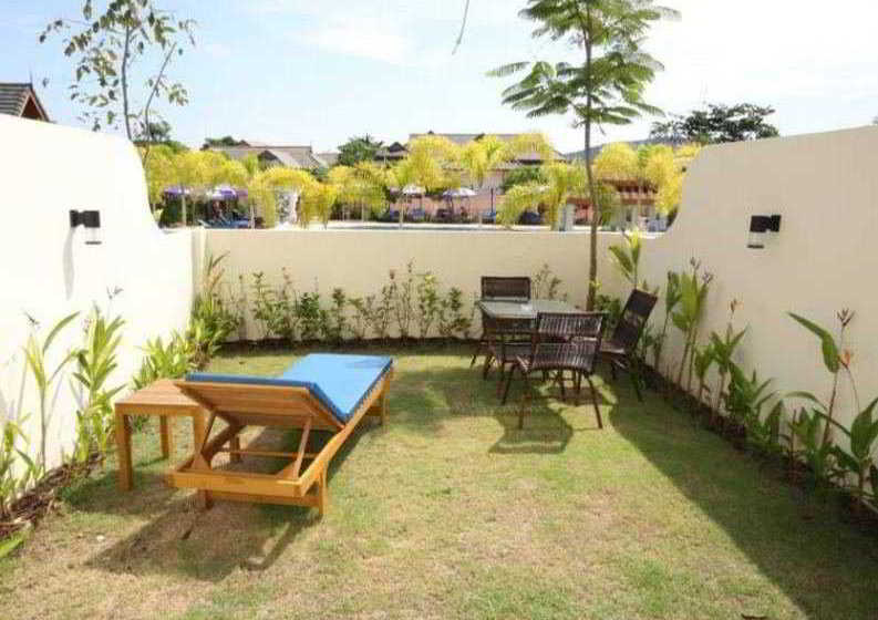 Chalong Beach Hotel & Spa 8