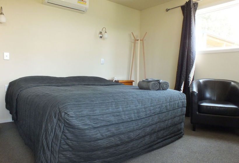 Cranford Cottages And Motel 12