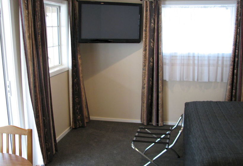 Cranford Cottages And Motel 2