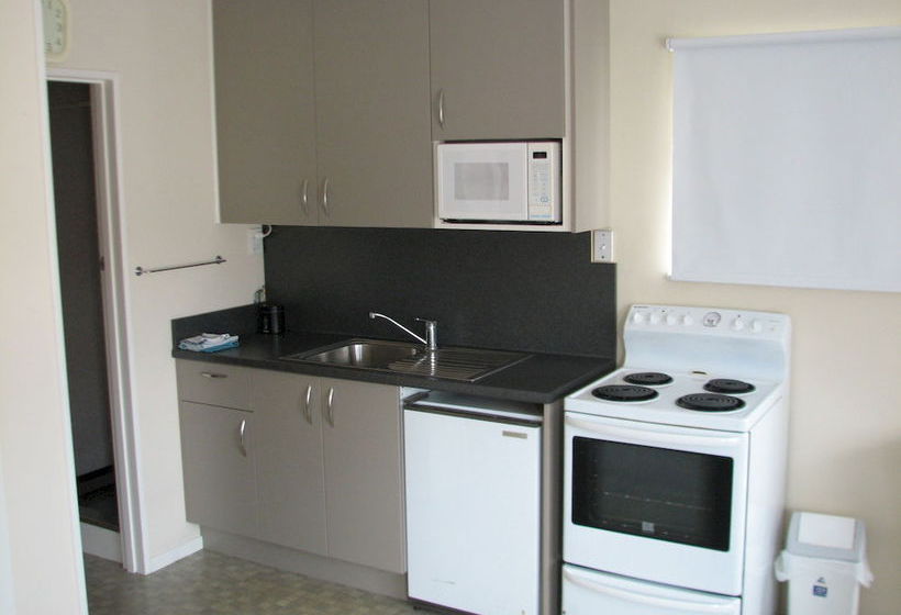 Cranford Cottages And Motel 4