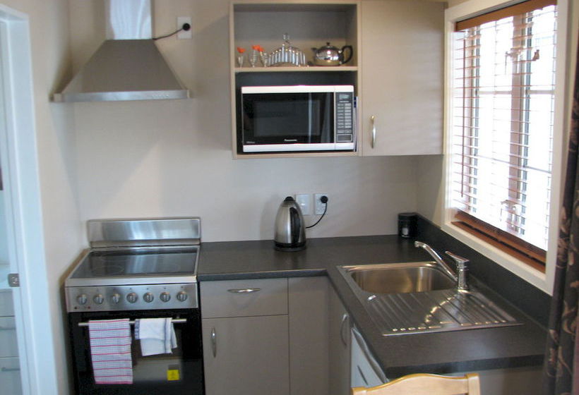 Cranford Cottages And Motel 5