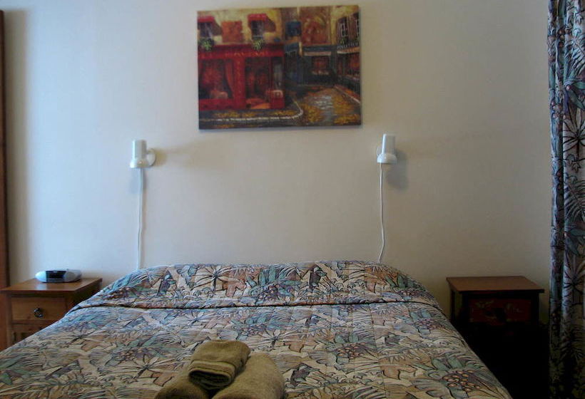 Cranford Cottages And Motel 6