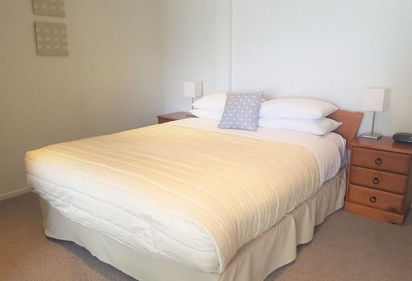 Waimahana Luxury Lakeside Apartments 1