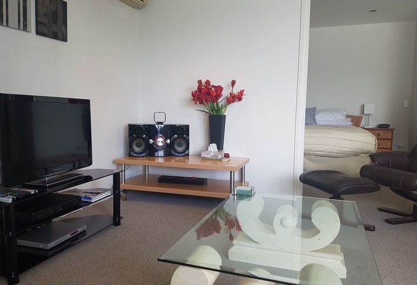 Waimahana Luxury Lakeside Apartments 6