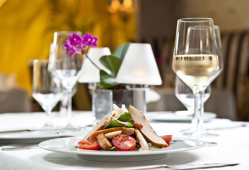 Hotel The Marion On Nicol 11