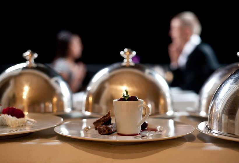 Hotel The Marion On Nicol 9