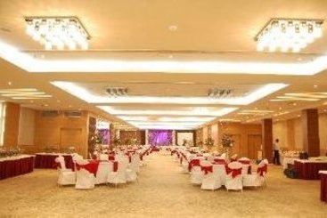 Hotel Clarks Inn Kaushambi 2