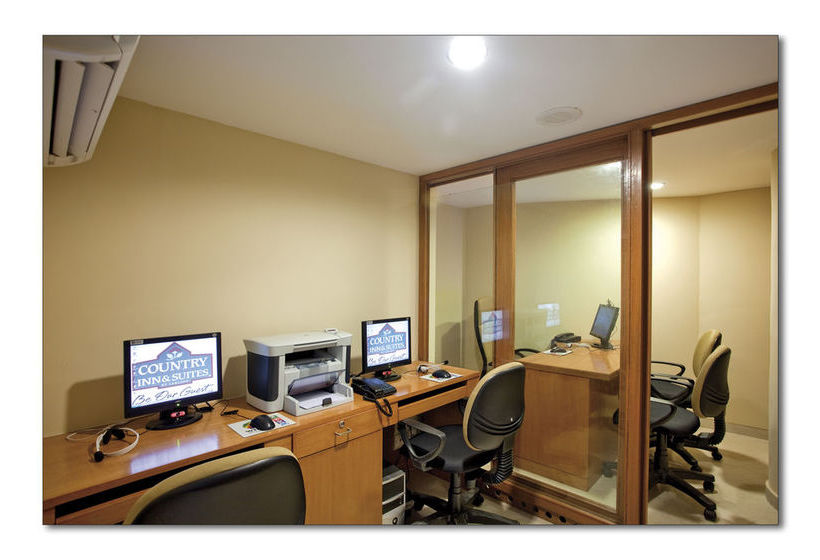 Hotel Country Inn & Suites by Radisson Ahmedabad 10