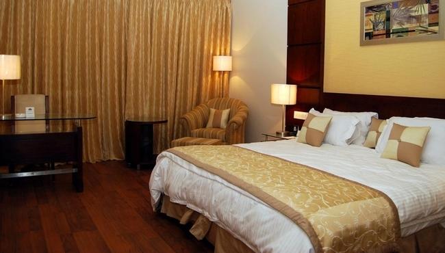 Hotel Country Inn & Suites by Radisson Indore 7