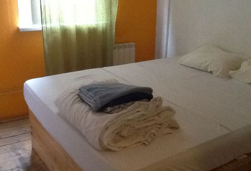 Albergue Fabrika Hostel & Gallery 12