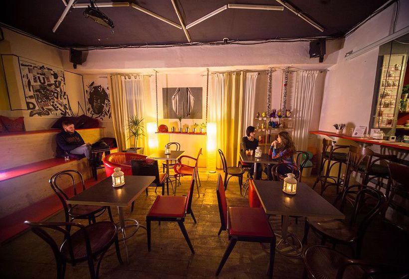 Albergue Fabrika Hostel & Gallery 8