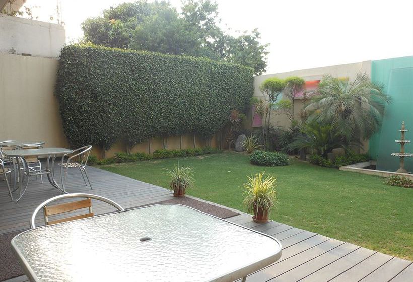 Hotel RnB Select The Clover Gurgaon 1