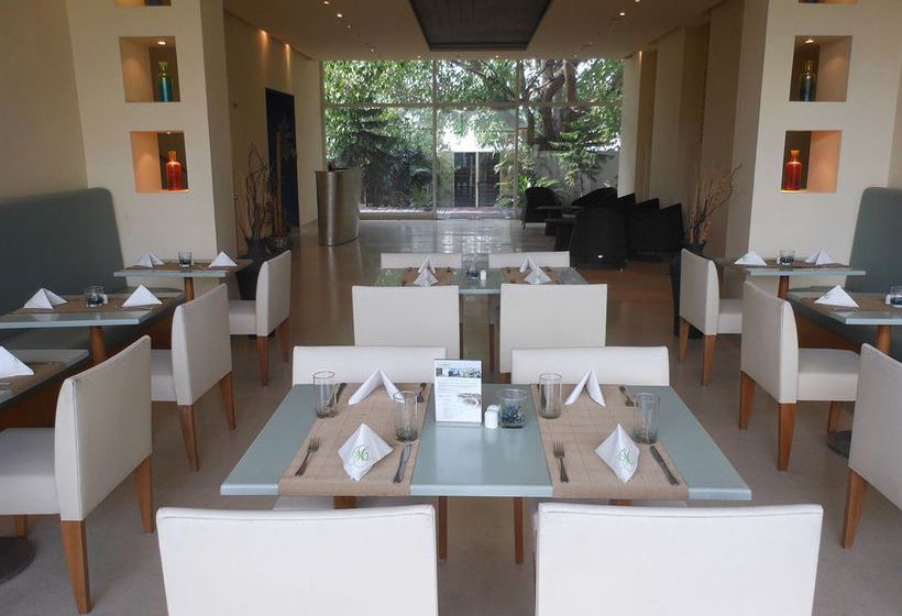 Hotel RnB Select The Clover Gurgaon 10