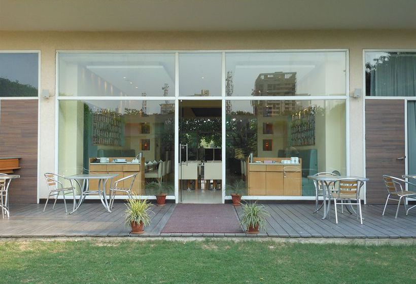 Hotel RnB Select The Clover Gurgaon 4