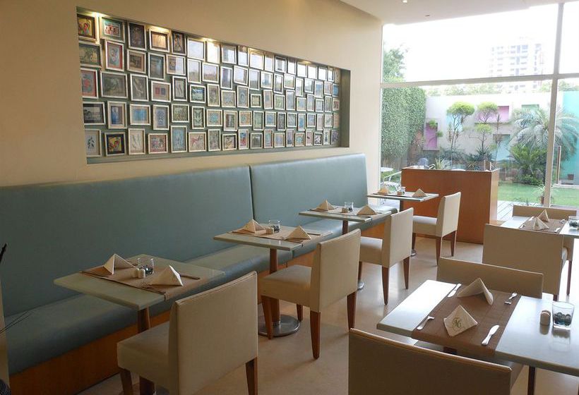 Hotel RnB Select The Clover Gurgaon 7