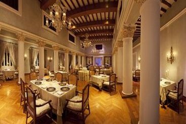 Hotel Taj Falaknuma Palace 11