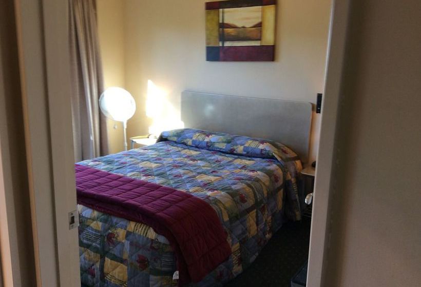 Hotel At The Rocks Motor Lodge