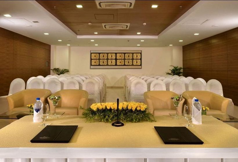 Hotel Majestic Court Sarovar Portico 17