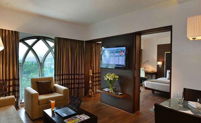 Hotel Majestic Court Sarovar Portico 5