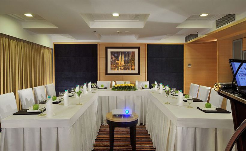 Hotel Majestic Court Sarovar Portico 9