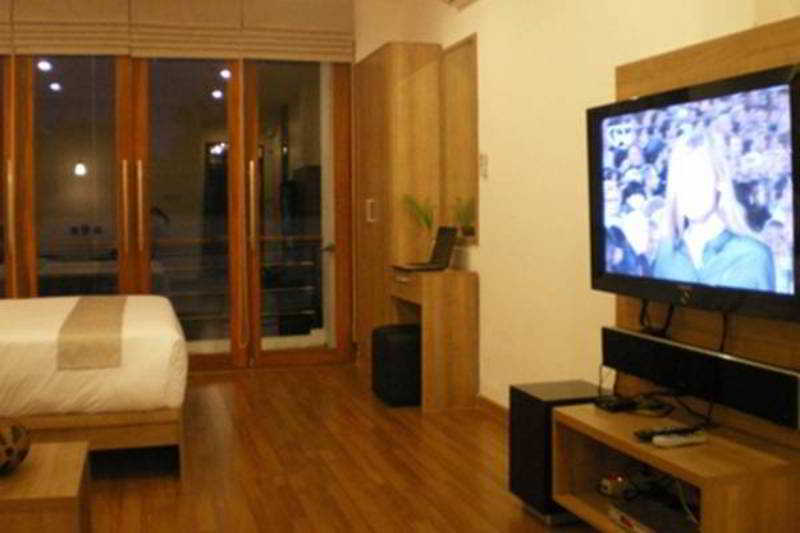 Hotel 5ive Beach House 1