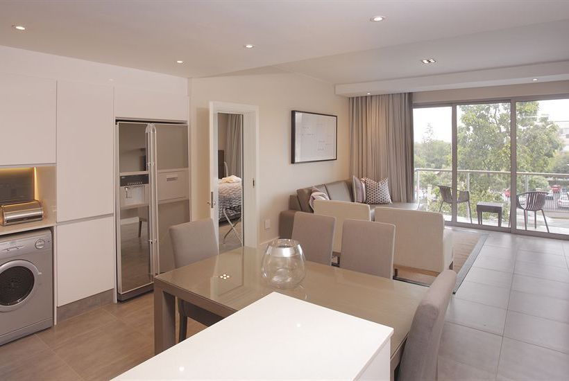 Hotel The Capital Empire 11