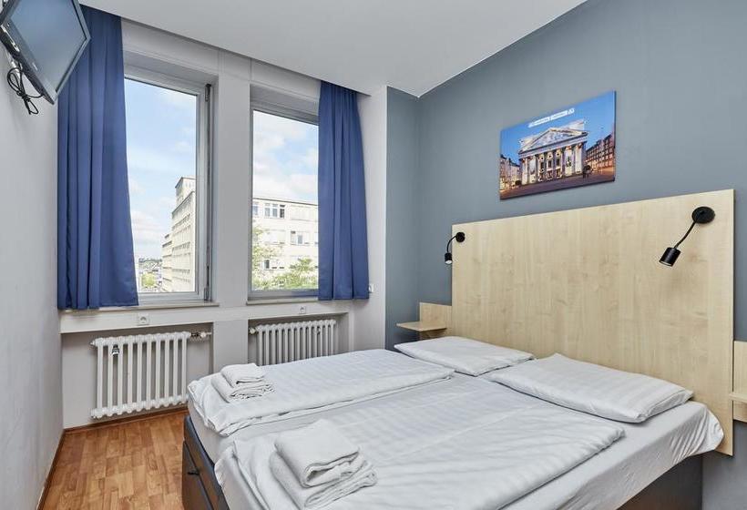 Hotel A&O Aachen Hauptbahnhof 3