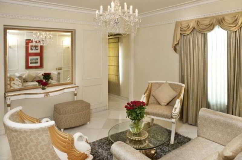 Hotel Lemon Tree Premier The Atrium 10