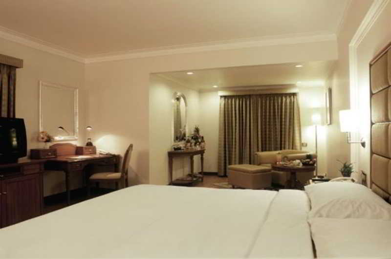 Hotel Lemon Tree Premier The Atrium 15