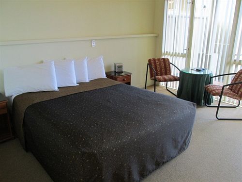 Shortland Court Motel 4