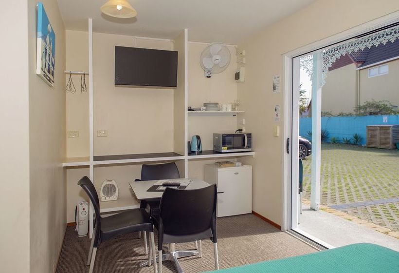 Albert Number 6 Motel 4