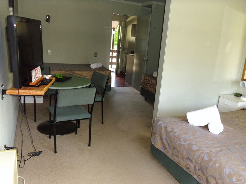 Fairway Motel And Apartments 11